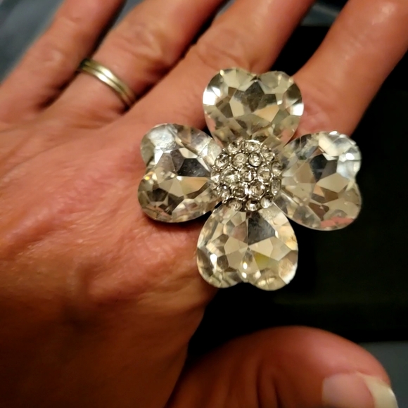 Dramatic Crystal Rhinstone flower ring - Picture 3 of 3